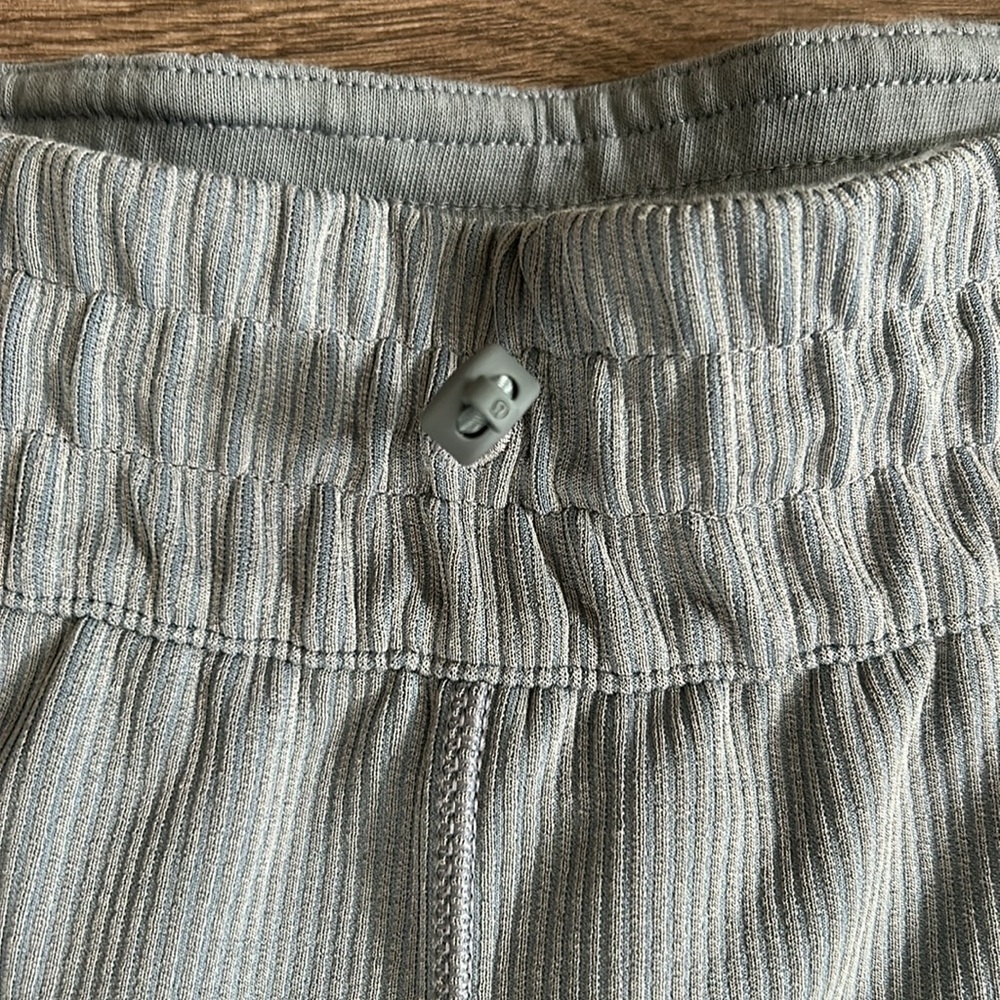 Lululemon Ribbed Softstreme Mid-Rise Pants Size 6 - Picture 4 of 8